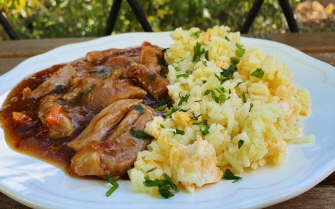 Zöldséges sertéscsíkok szójás-szezámos szószban, tojásos rizzsel