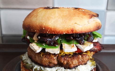 Monstrum hambi, az 5 kilós házi hamburger