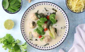 Thai csirkegombóc leves