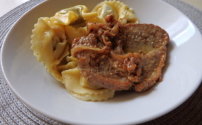 Mustáros sült tarja fenyőmagos-pestos tortellonival