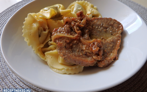 Mustáros sült tarja fenyőmagos-pestos tortellonival