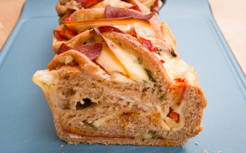 Sajtos-szalámis teljes kiőrlésű babka