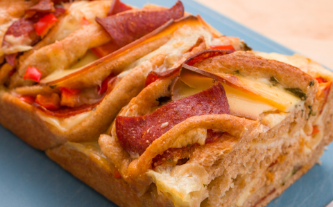 Sajtos-szalámis teljes kiőrlésű babka