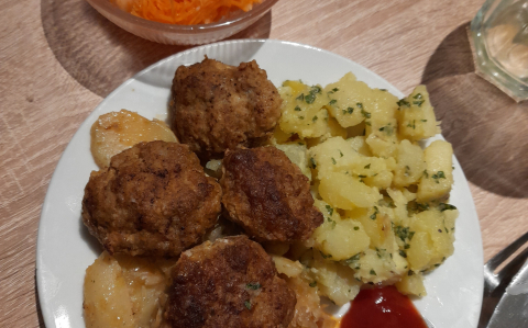 Káposztaágyon sült fasírt