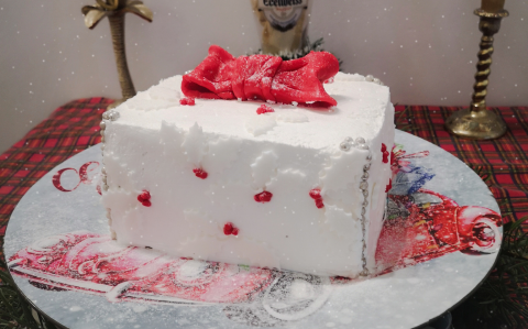 Ajándékcsomag torta