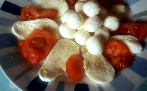 Tavaszi paradicsomos-mozzarellás tál