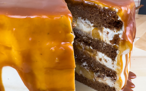 Almás-sós karamellás torta