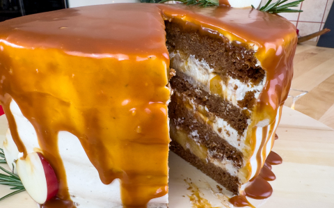 Almás-sós karamellás torta