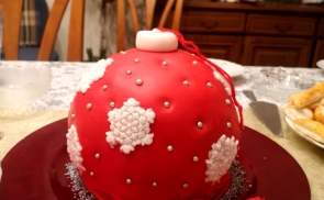 Vörösbársony karácsonyfagömb torta