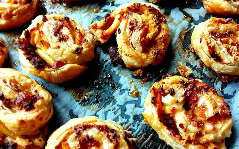Tojásosos, baconos, hagymás csigák