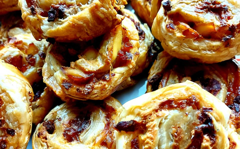 Tojásosos, baconos, hagymás csigák