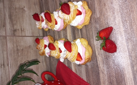 Fehér csokoládés, epres-mascarponés képviselőfánk