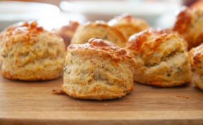 Sajtos-medvehagymás scone