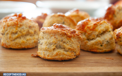 Sajtos-medvehagymás scone