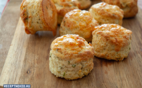 Sajtos-medvehagymás scone