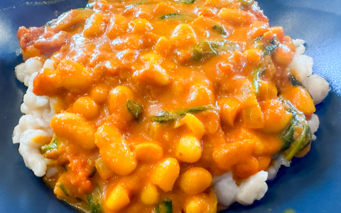 Babos-kókuszos curry nokedlivel