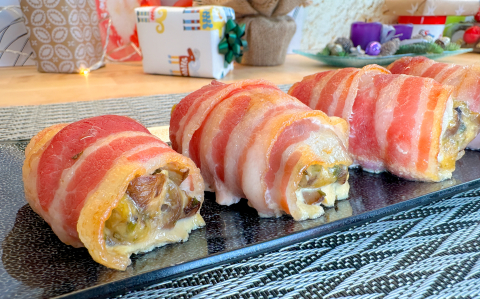 Sajtos, gombás csirketekercs baconben