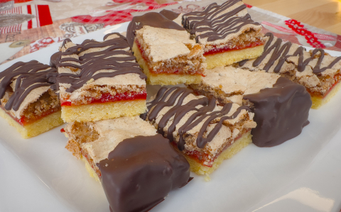 Dióhabos-lekváros linzer