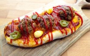 Sajtos, húsgolyós pizza lepény