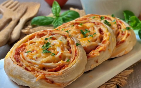 Pizzás tekercs kukoricával