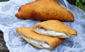 Sonkával és sajttal töltött lángos