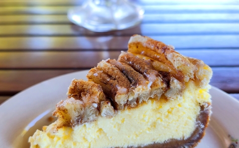Cinnamon roll sajttorta