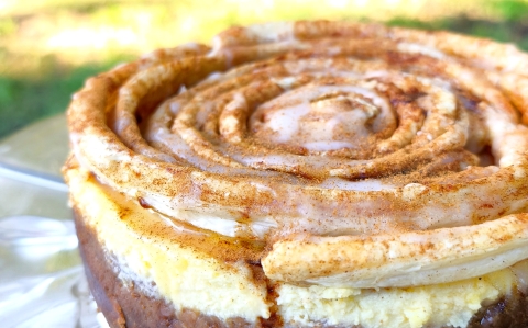 Cinnamon roll sajttorta
