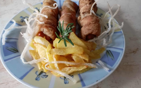 Virsli fűszeres tésztában